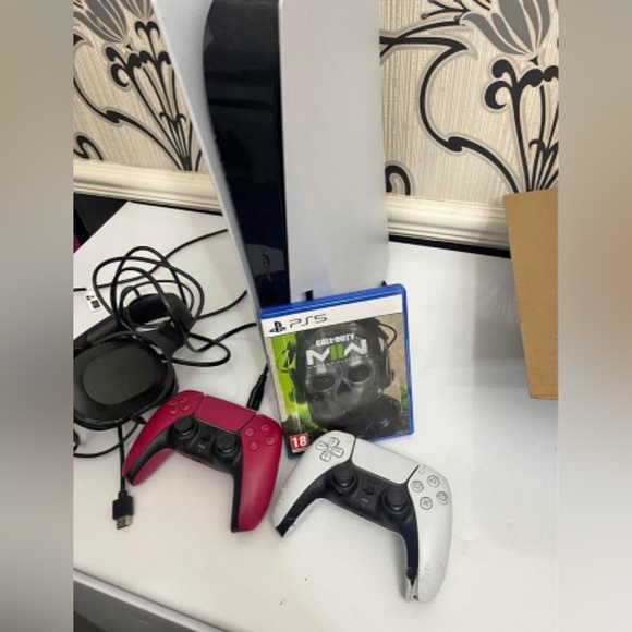 The PS5 main hardware feat include a solid state drive customized for high speed - Picture 3 of 3